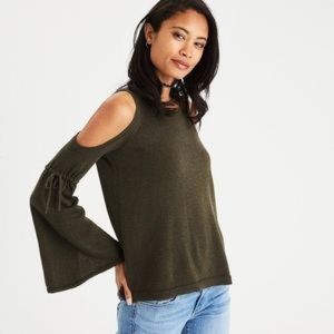 American Eagle Green Cold-Shoulder Split Bell Sleeve (Sz Small)